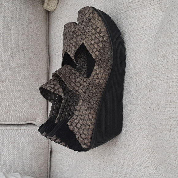 Bronze gold Wedgies New Never worn outside Stretchy upper NWOT - Picture 3 of 7